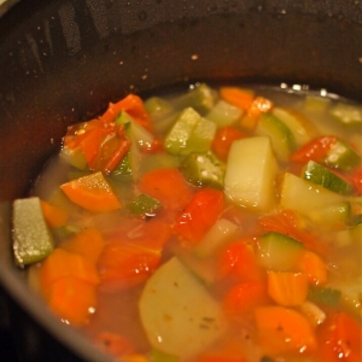 簡単！オクラとトマトとあさりの具沢山野菜スープ